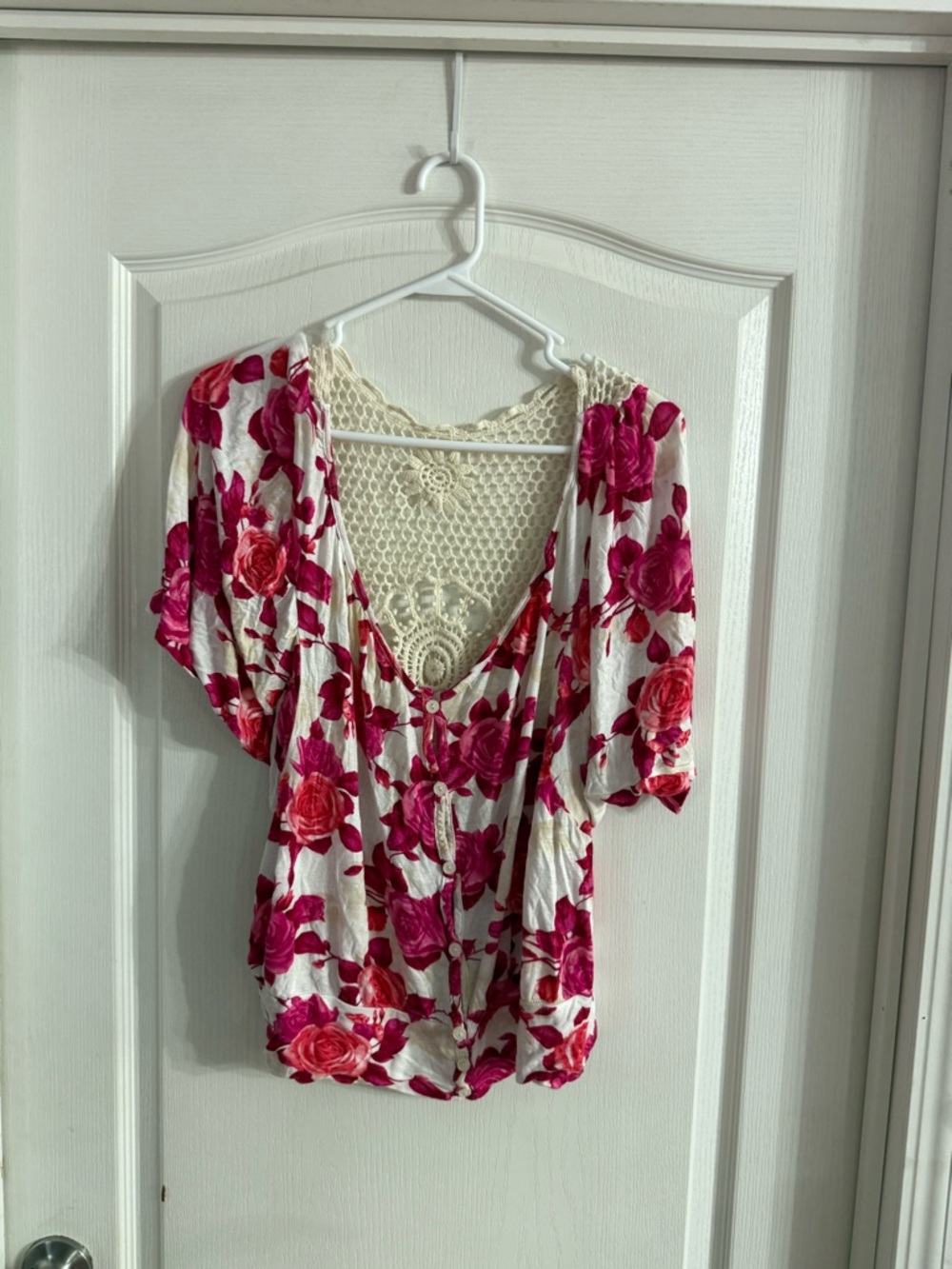 Bella D Women’s Floral Crochet Back Top Sz Large. AP-222
